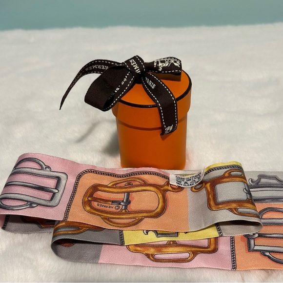 Authentic Hermes Twilly 100% Silk in excellent condition. With box. - Picture 2 of 2